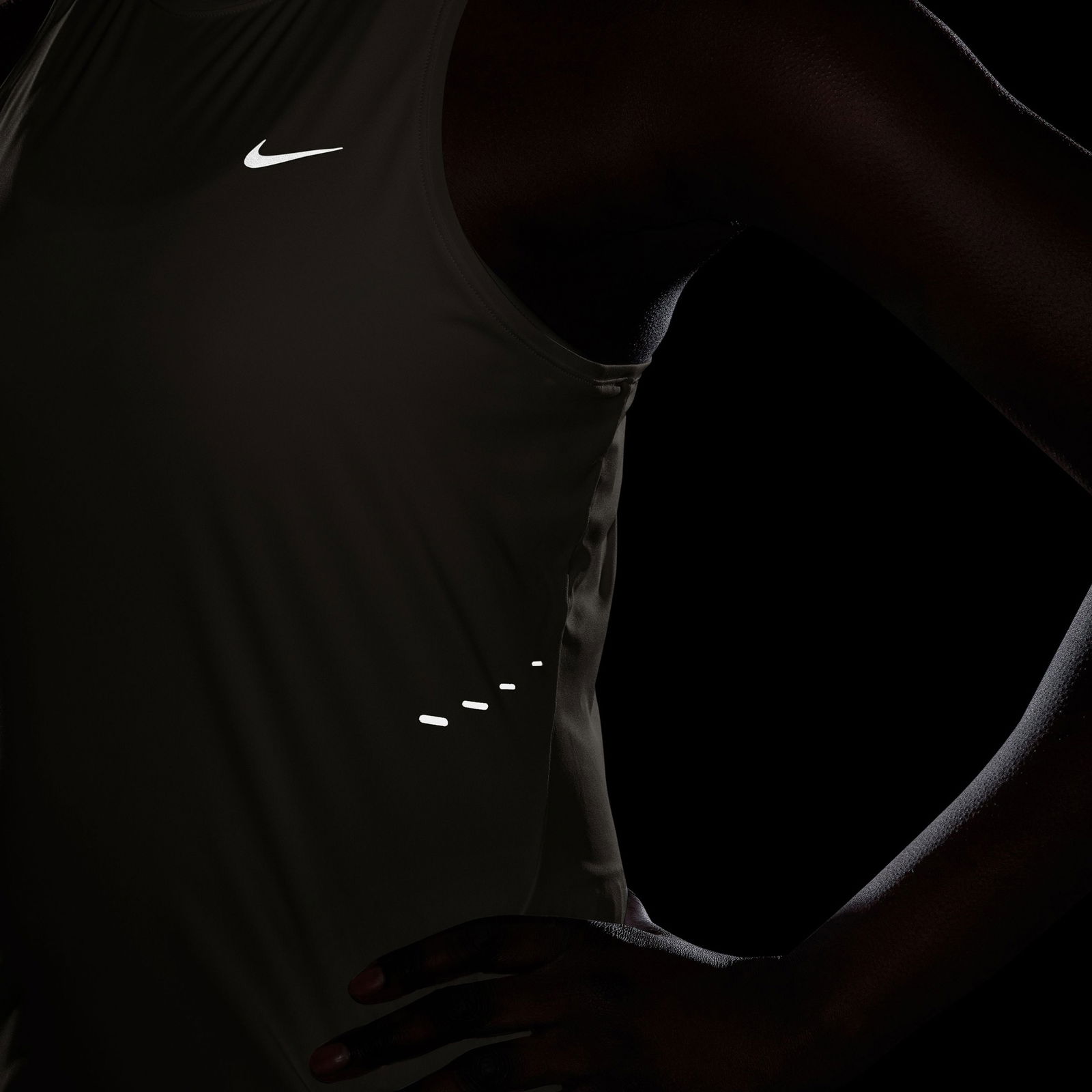 Nike Swift Dri-Fit Kadın Beyaz Kolsuz T-Shirt