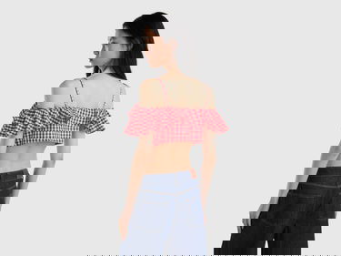  Kadın Kırmızı Keten Karışımlı- Ekoseli Omzu Fırfırlı Crop Bluz
