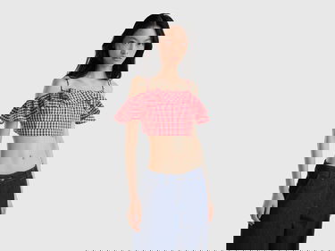  Kadın Kırmızı Keten Karışımlı- Ekoseli Omzu Fırfırlı Crop Bluz