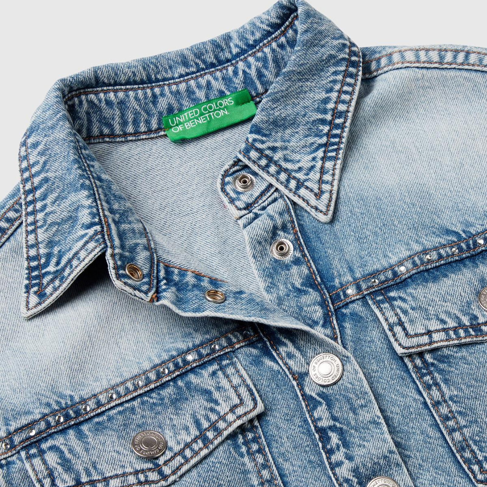 Kız Çocuk Açık Denim Arkası Logo Detaylı Göğüs Cepli Önü Kısa Gömlek